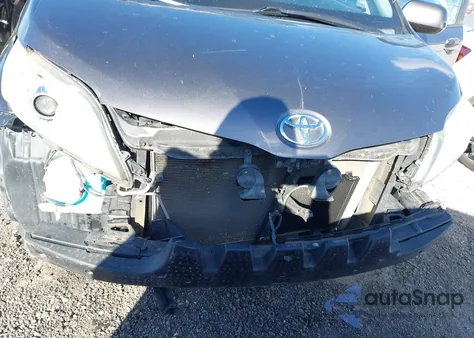 2015 Toyota Sienna Le 8 Passenger z USA, uszkodzony, nr VIN 5TDKK3DC0FS672722